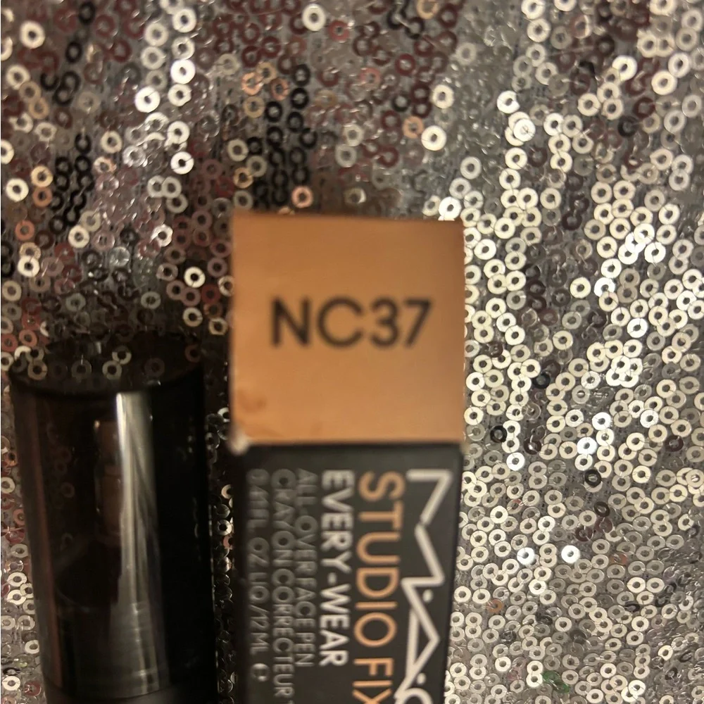 MAC Cosmetics Studio Fix All-Over Face Pen - Picture 3 of 4
